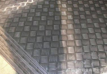 China Placa de aluminio anti de la pisada del final brillante que patina para la placa/la hoja constructivas proveedor